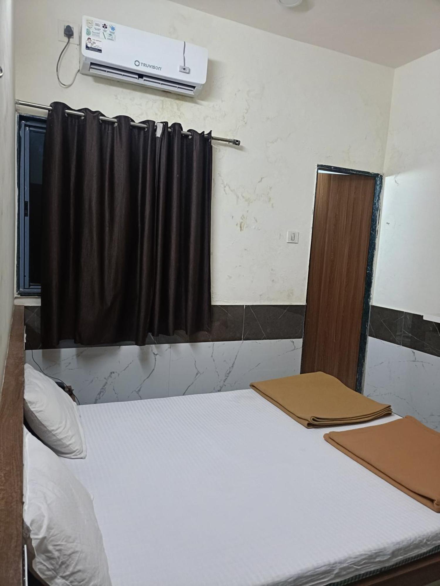 Hotel Mahalaxmi Dwārka Екстериор снимка