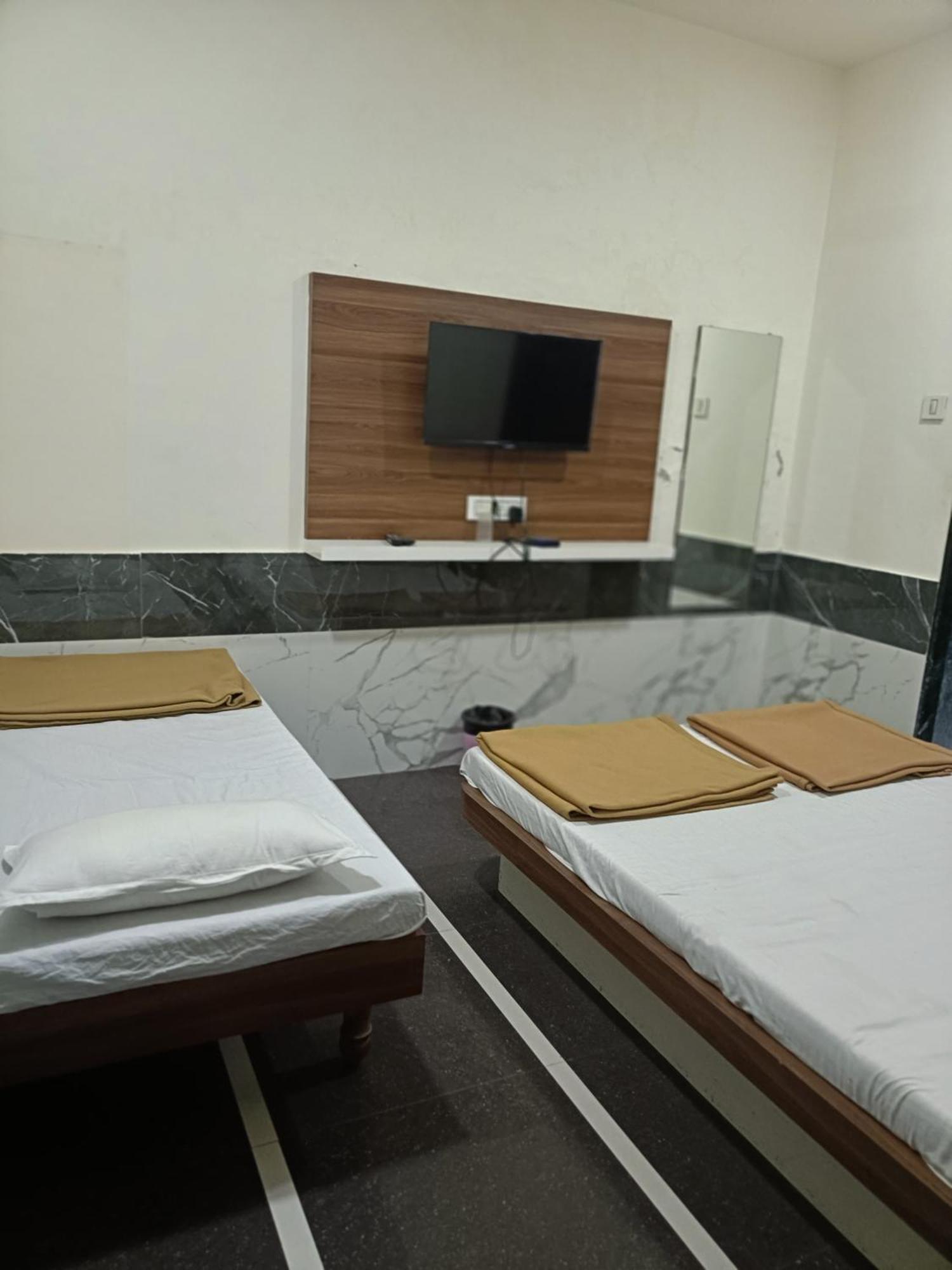 Hotel Mahalaxmi Dwārka Екстериор снимка