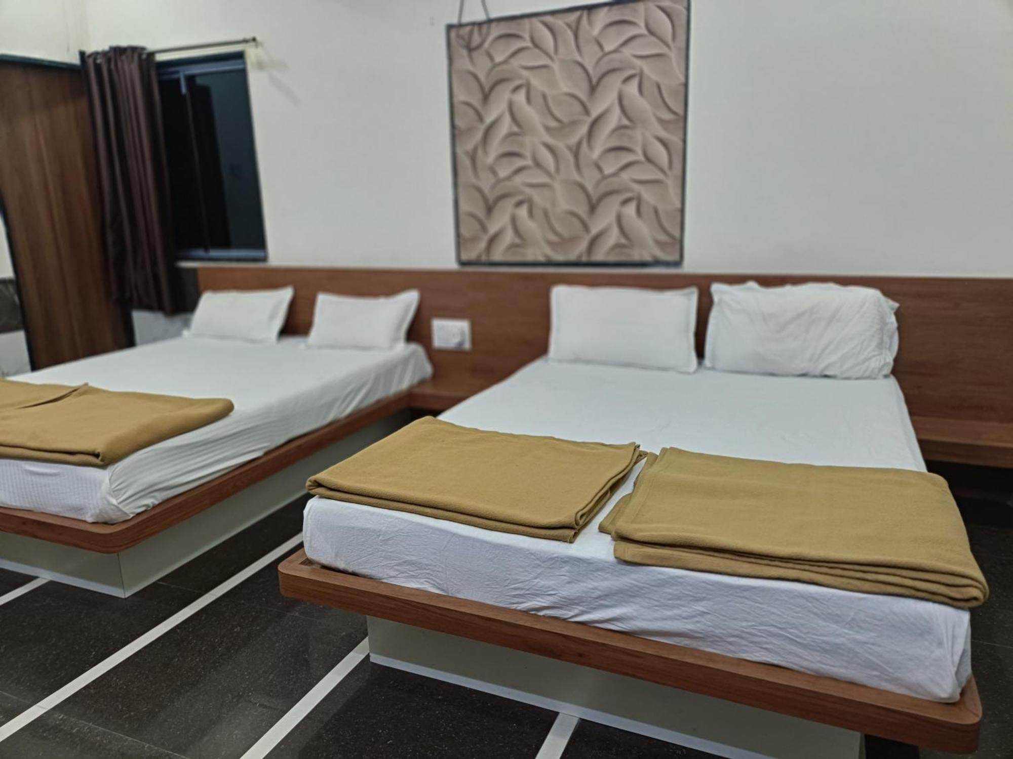 Hotel Mahalaxmi Dwārka Екстериор снимка