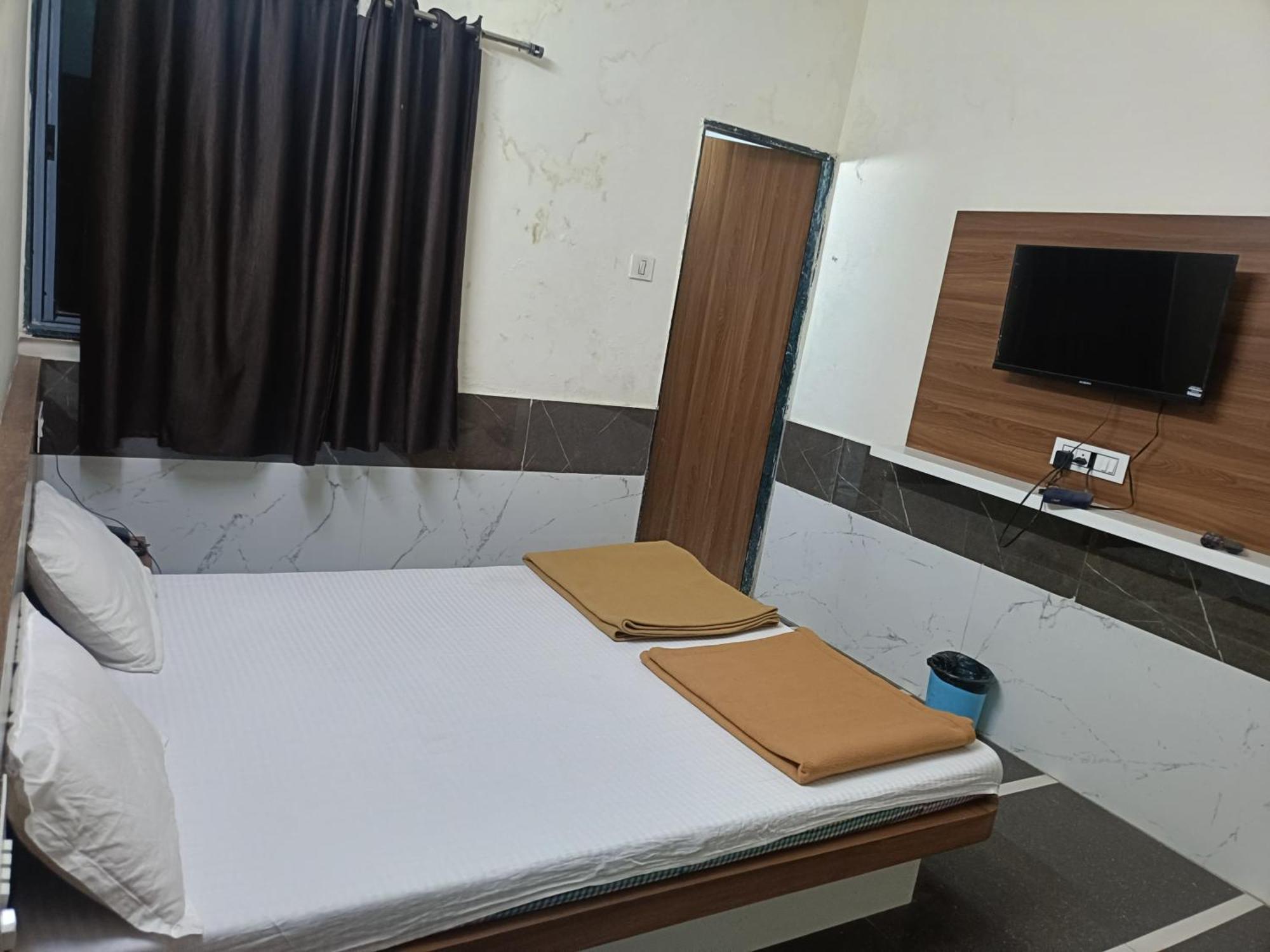 Hotel Mahalaxmi Dwārka Екстериор снимка