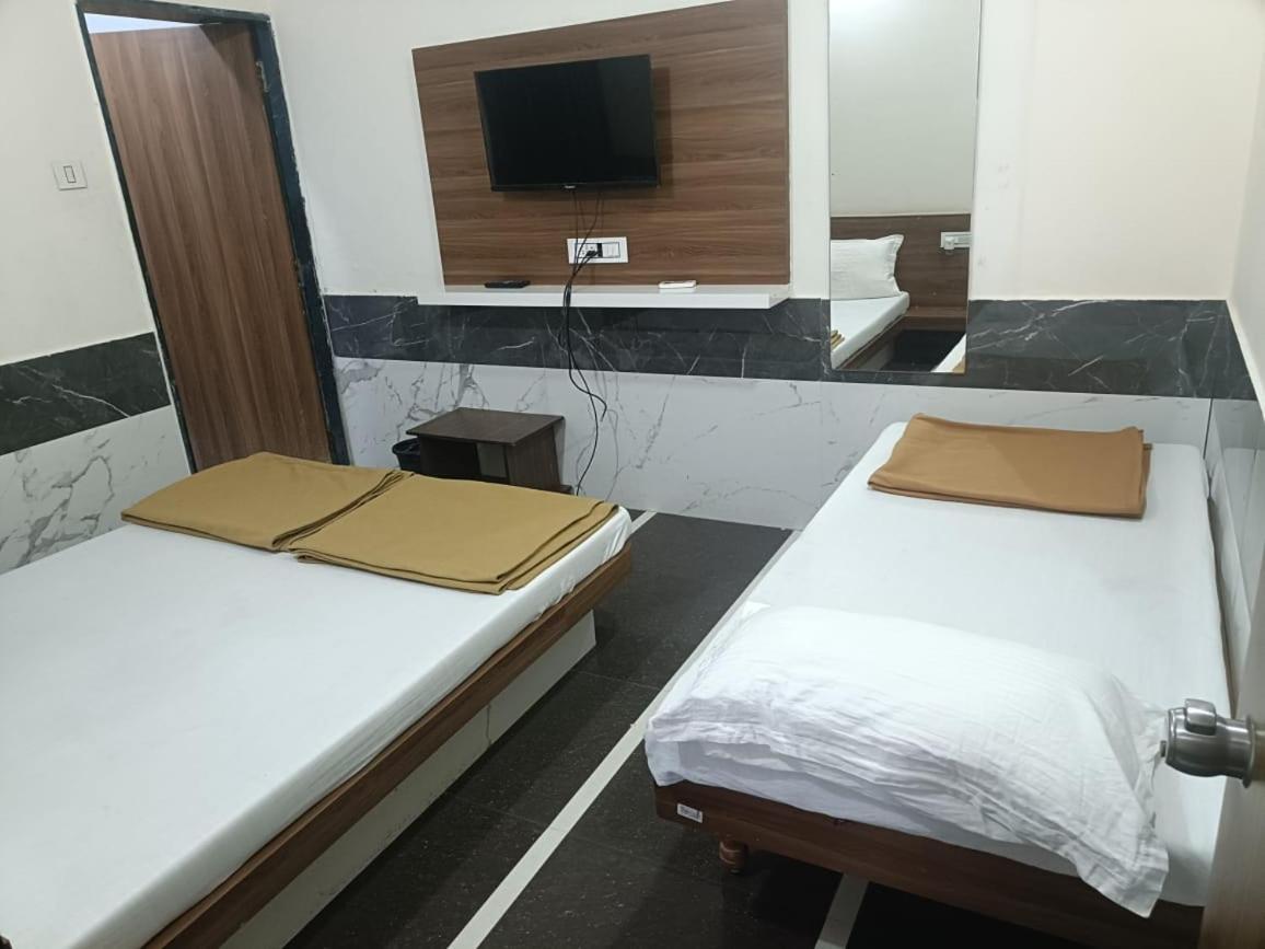 Hotel Mahalaxmi Dwārka Екстериор снимка