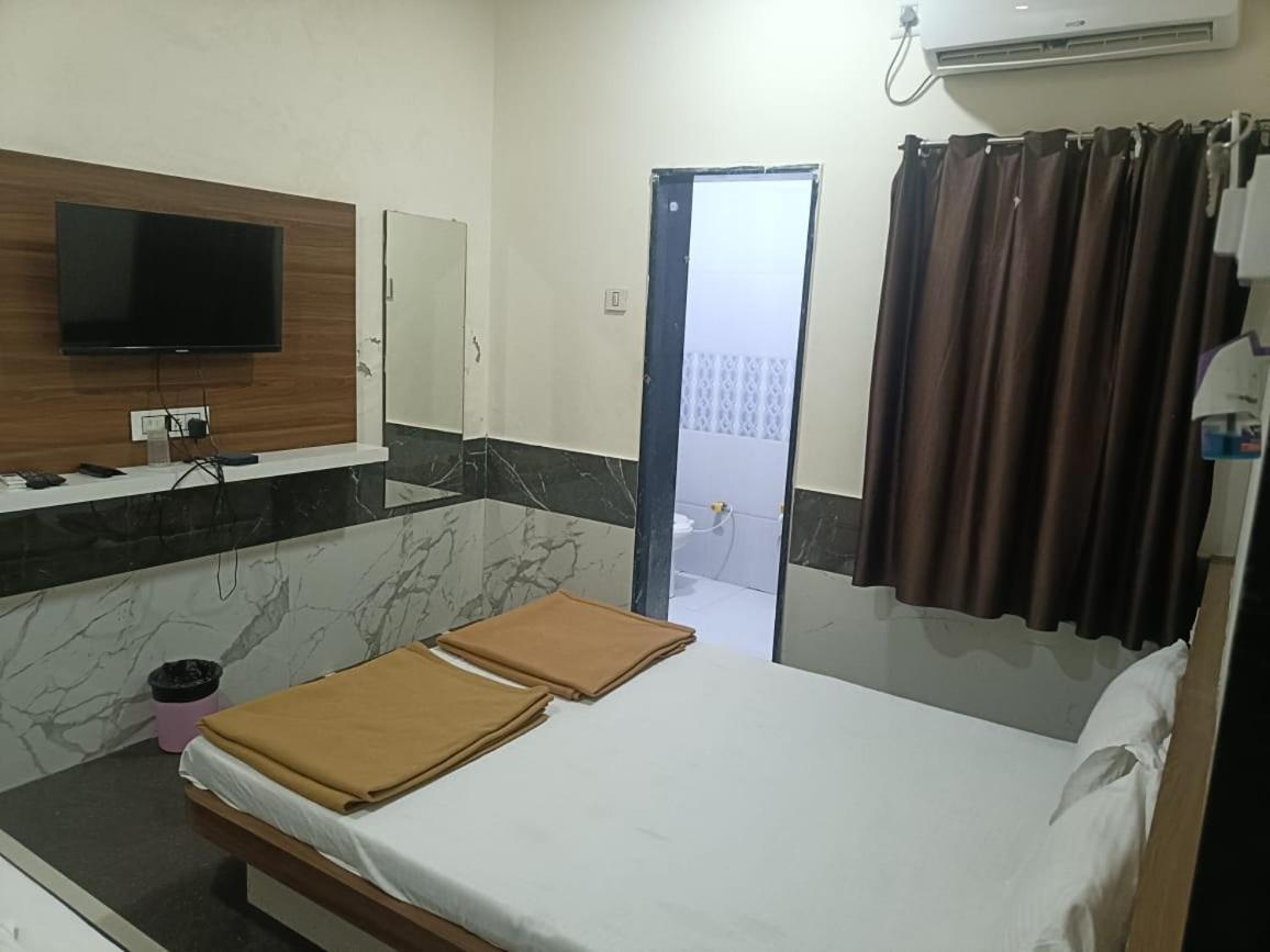 Hotel Mahalaxmi Dwārka Екстериор снимка
